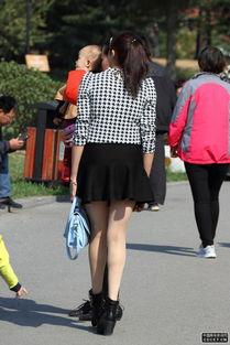偷拍漂亮美女丝袜,偷拍下的美丽瞬间