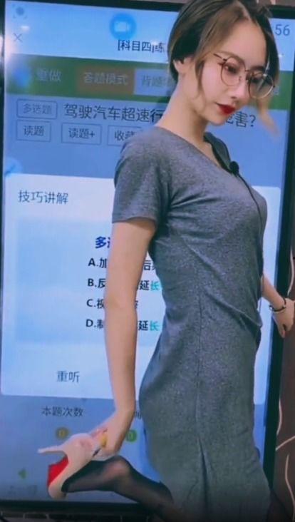 歌手穿丝袜视频,歌手独特造型引发热议